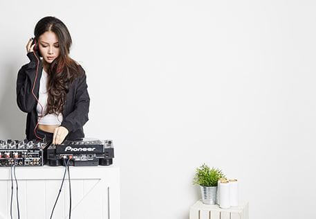 female dj instructor